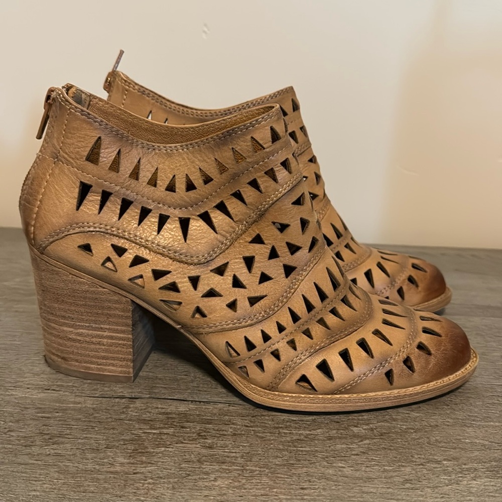 Sofft tan leather booties with cutouts. EUC. 8 1/2 med